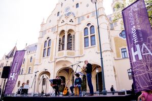 A Kecskeméti Hírös Agóra és a Kecskeméti Drámapedagógiai Műhely idén 30. alkalommal szervezte meg a Versmondók Találkozóját