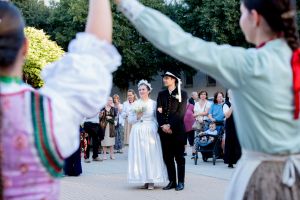 Egy hete a KECSKEMÉTI LAKODALMAS színes forgataga elvarázsolta Kecskemét belvárosát